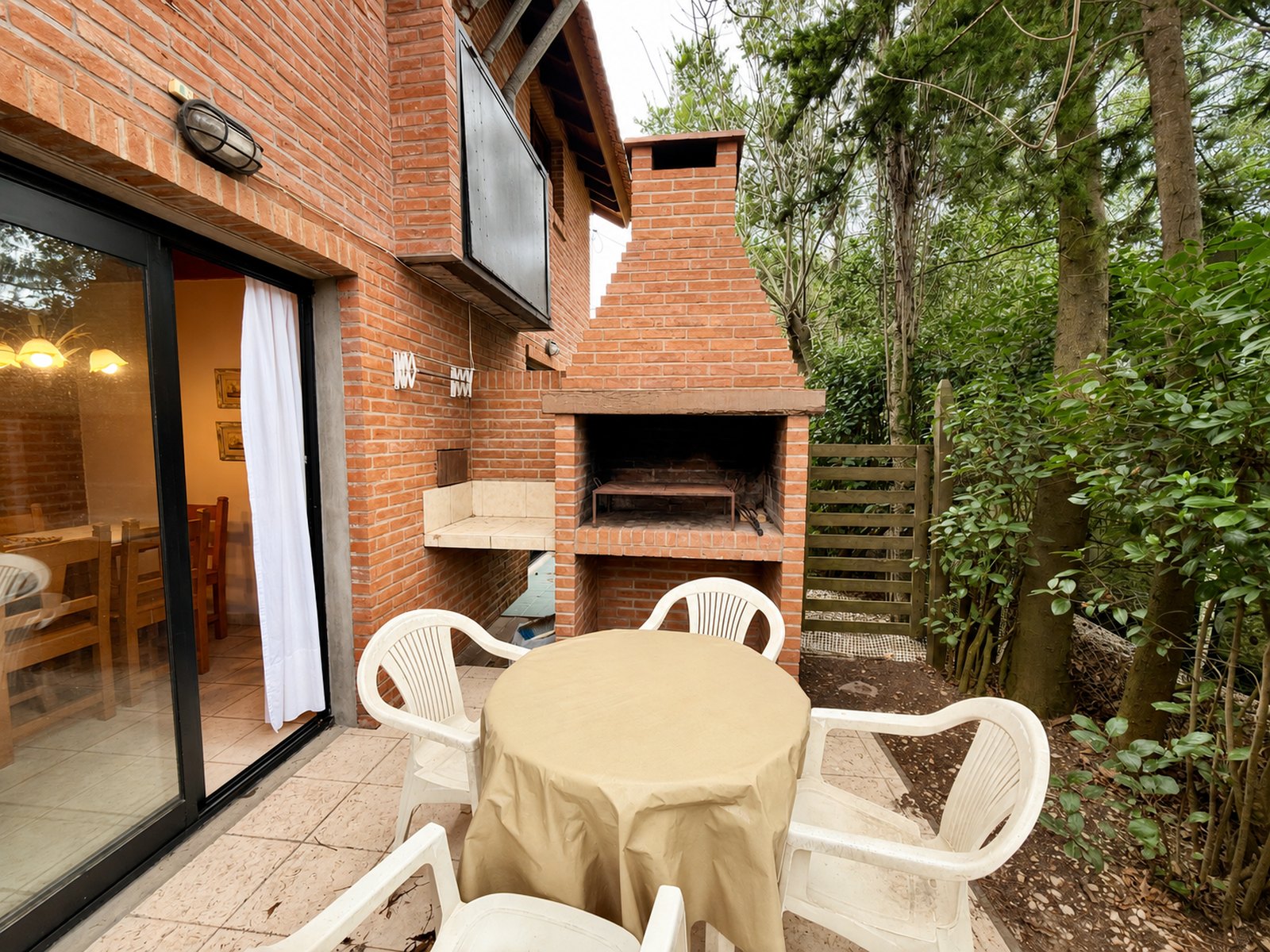 Patio privado con parrilla de la cabaña tipo 1