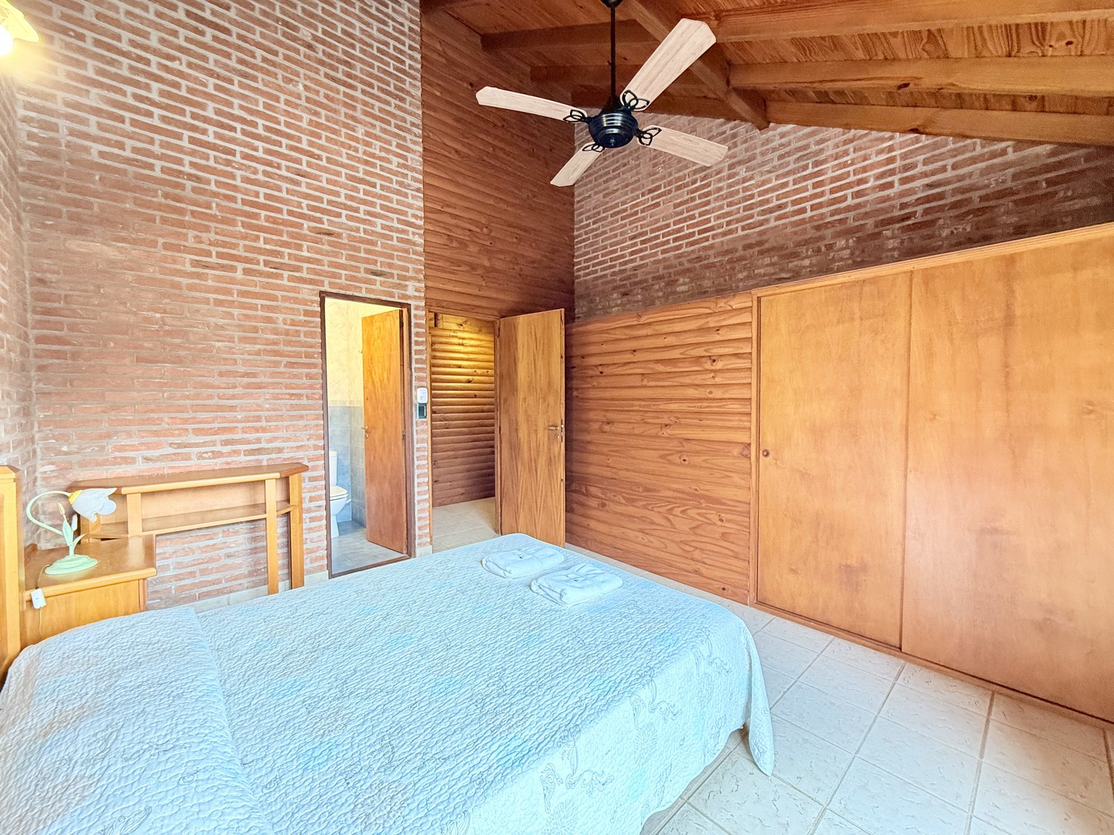 Dormitorio matrimonial y placard de la cabaña tipo 1