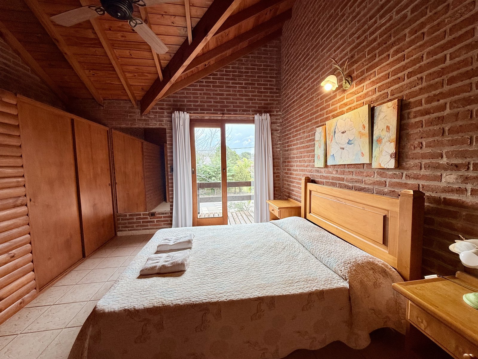 Dormitorio matrimonial con balcón de la cabaña tipo 1