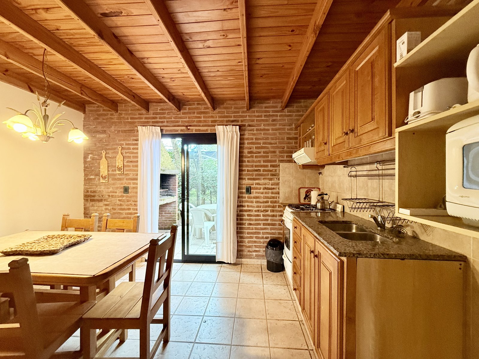 Cocina y comedor de la cabaña tipo 1