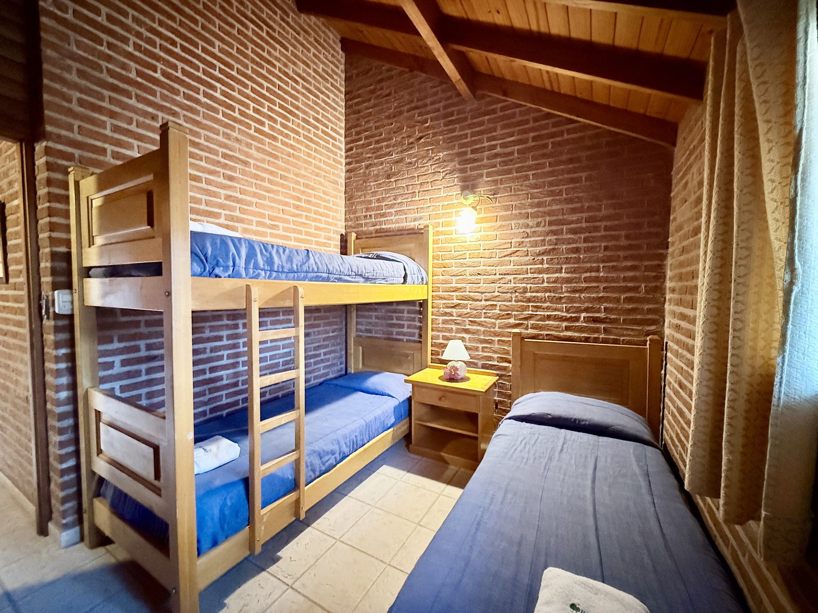 Dormitorio con cucheta de la cabaña tipo 1