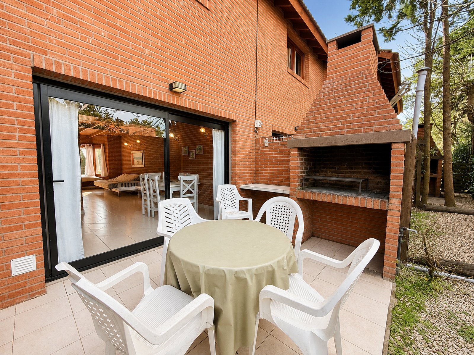 Patio privado con parrilla de la cabaña tipo 2