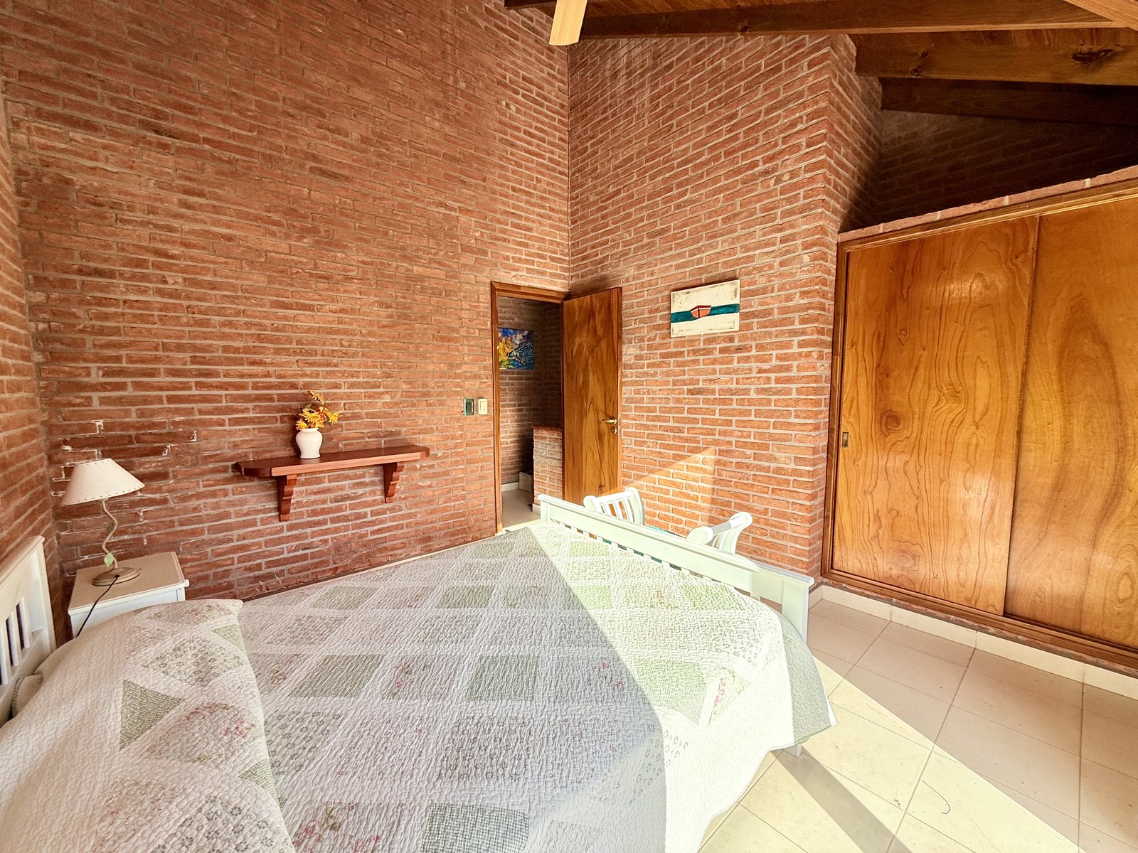 Dormitorio matrimonial y placard de la cabaña tipo 2