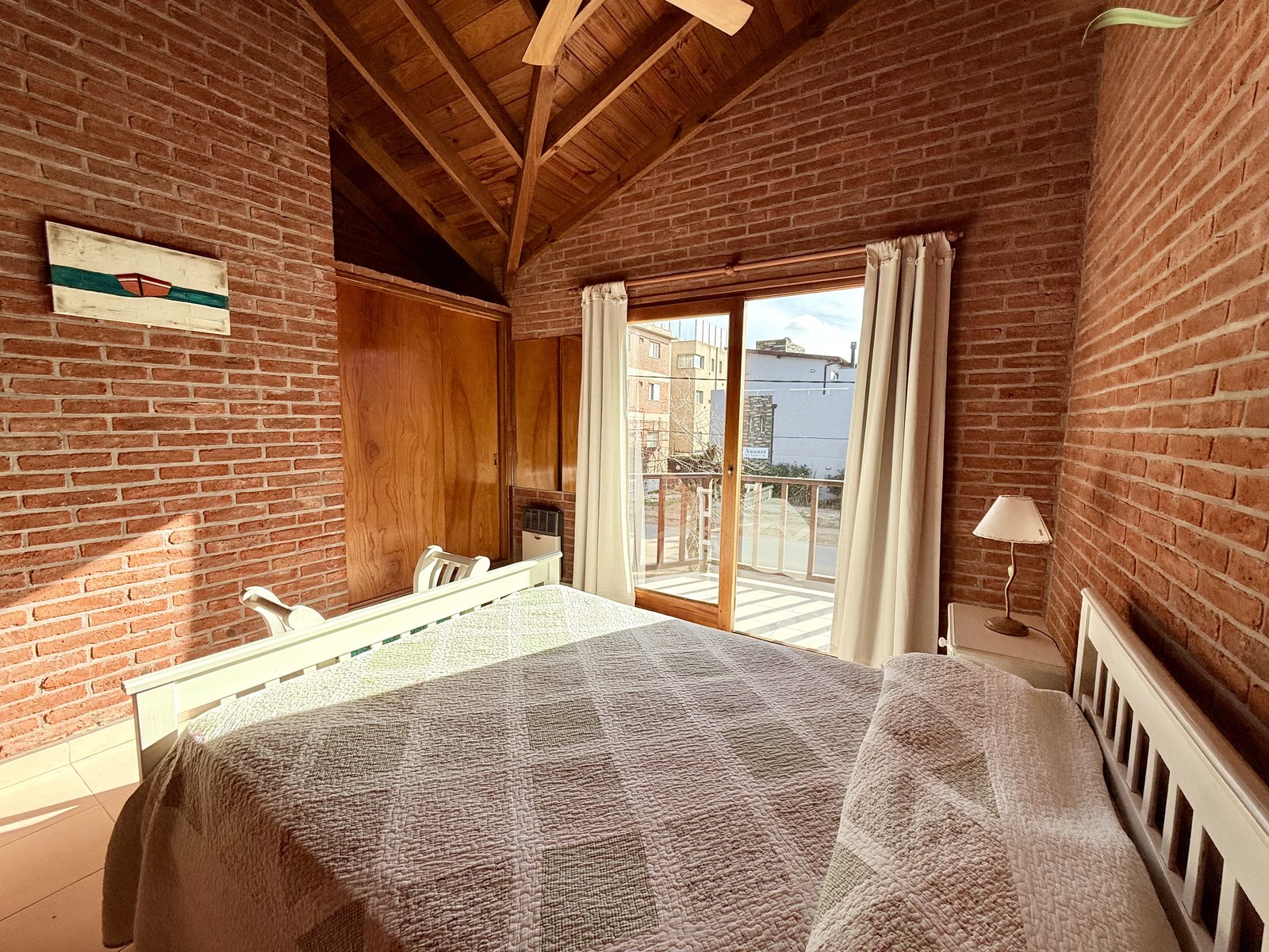 Dormitorio matrimonial con balcón de la cabaña tipo 2