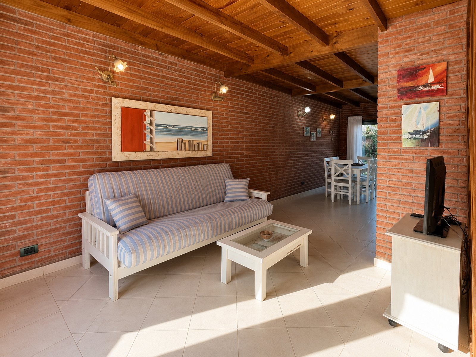 Living y comedor de la cabaña tipo 2