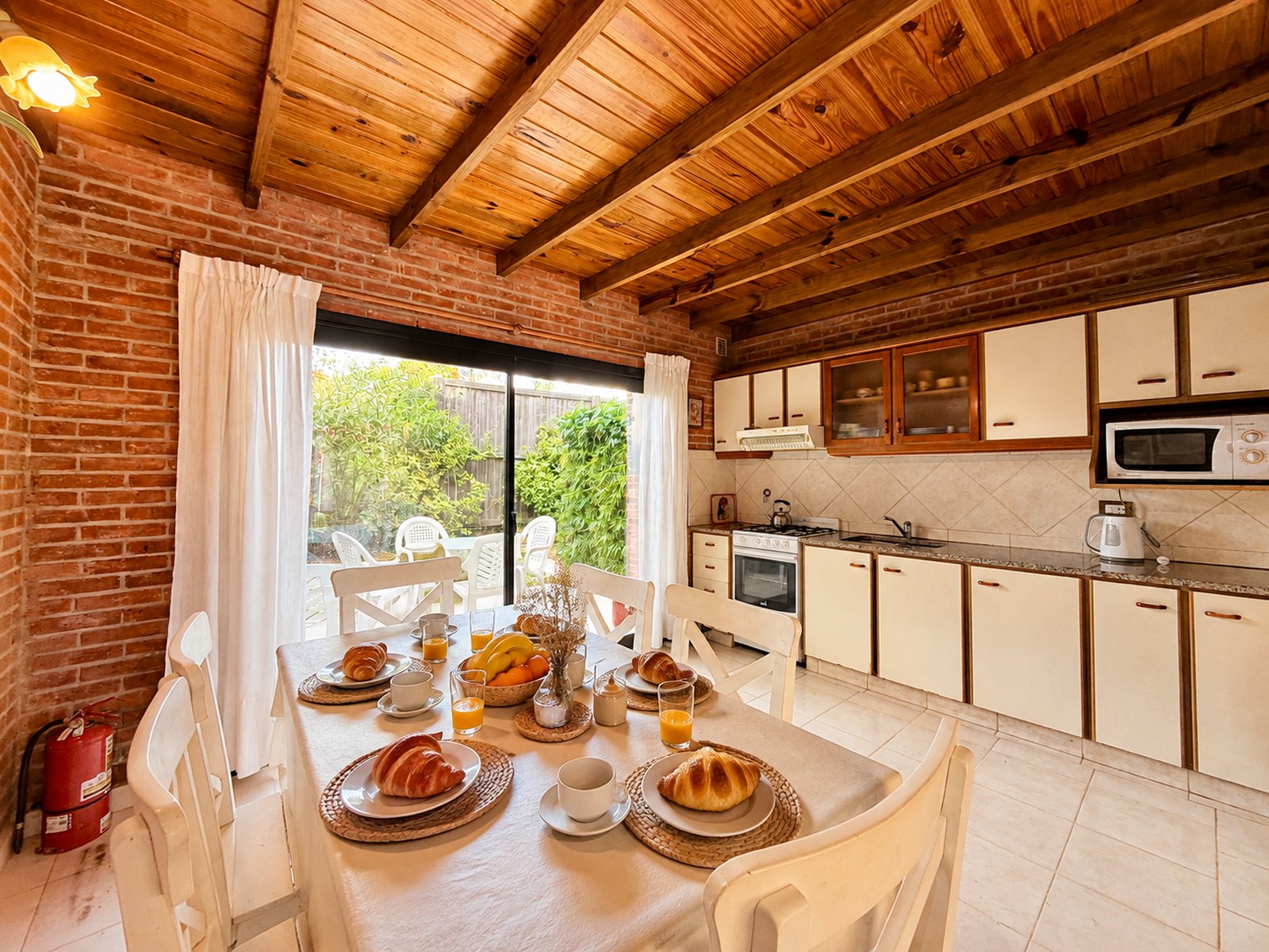 Comedor preparado de la cabaña tipo 2
