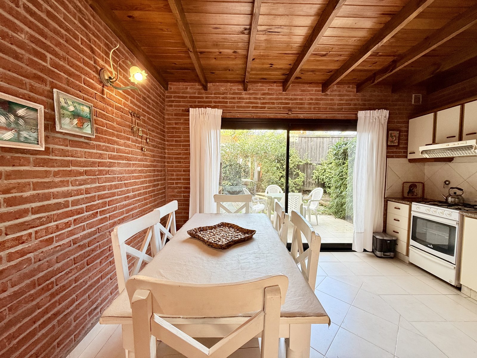 Comedor y cocina de la cabaña tipo 2